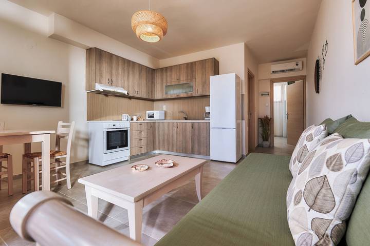 Entire apartment, Cozy pool front apartment with sea view (Elia) – Ru in Lygaria, Αχλάδα