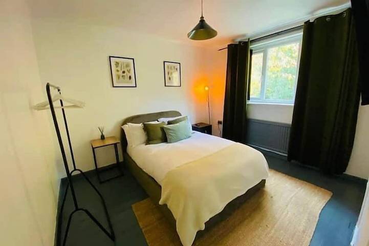 Manchester - City Centre - Hot Tub - Free Private Parking - Sleeps 8 in Grand Manchester