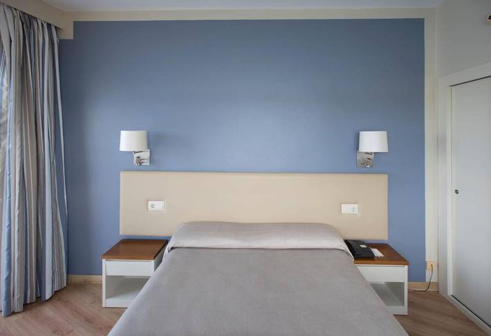 Hôtel pour 3 personnes, avec piscine ainsi que terrasse et jardin à Es Castell - 4