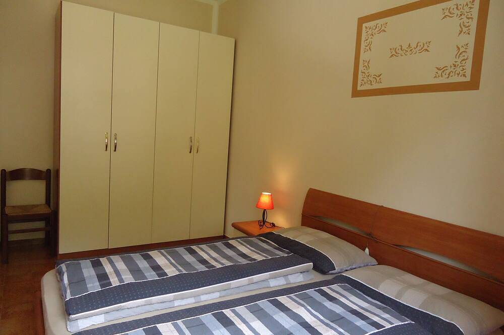 Ganze Wohnung, Direkt Am Strand/See, Fewo bis 4 Pers., Pool und Garten in Idro, Gardasee-Berge