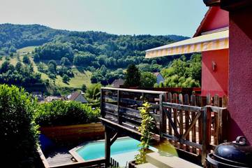 Gîte pour 11 personnes, avec terrasse ainsi que piscine et vue, animaux acceptés à Fréland
