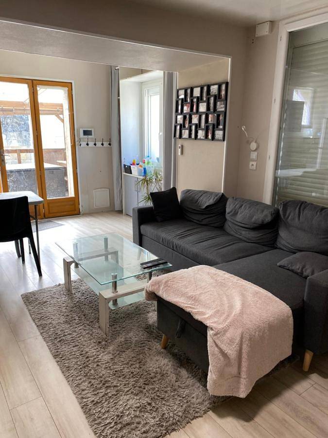 Gîte pour 6 personnes, avec jardin ainsi que jacuzzi et terrasse à Saint-Brice