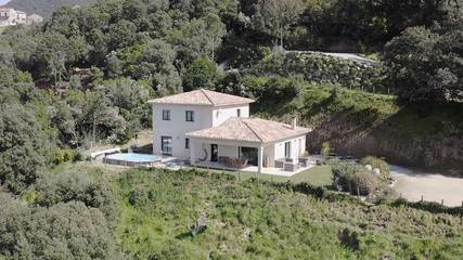 Location de vacances pour 8 personnes, avec vue ainsi que piscine et jardin à Sainte-Lucie-de-Tallano