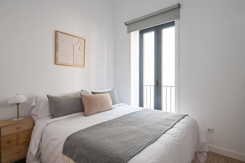 Entire apartment, Cuatro Caminos - 2 bedrooms duplex in Tetuán, Madrid
