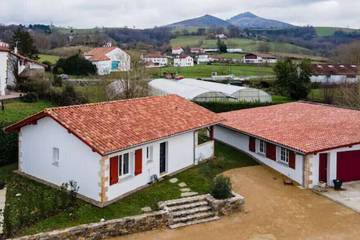 Location de vacances pour 6 personnes, avec terrasse et jardin, animaux acceptés à Espelette