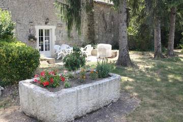Gîte pour 6 personnes, avec terrasse ainsi que jardin et piscine à Mesnac