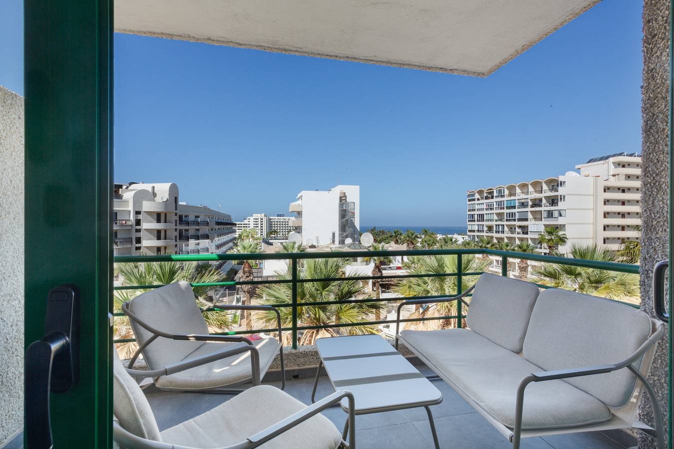 Ganze Wohnung, Ferienwohnung 'Espectacular Y Amplio Las Américas' mit privatem Pool, privater Terrasse und Wlan in Playa de las Américas, Arona