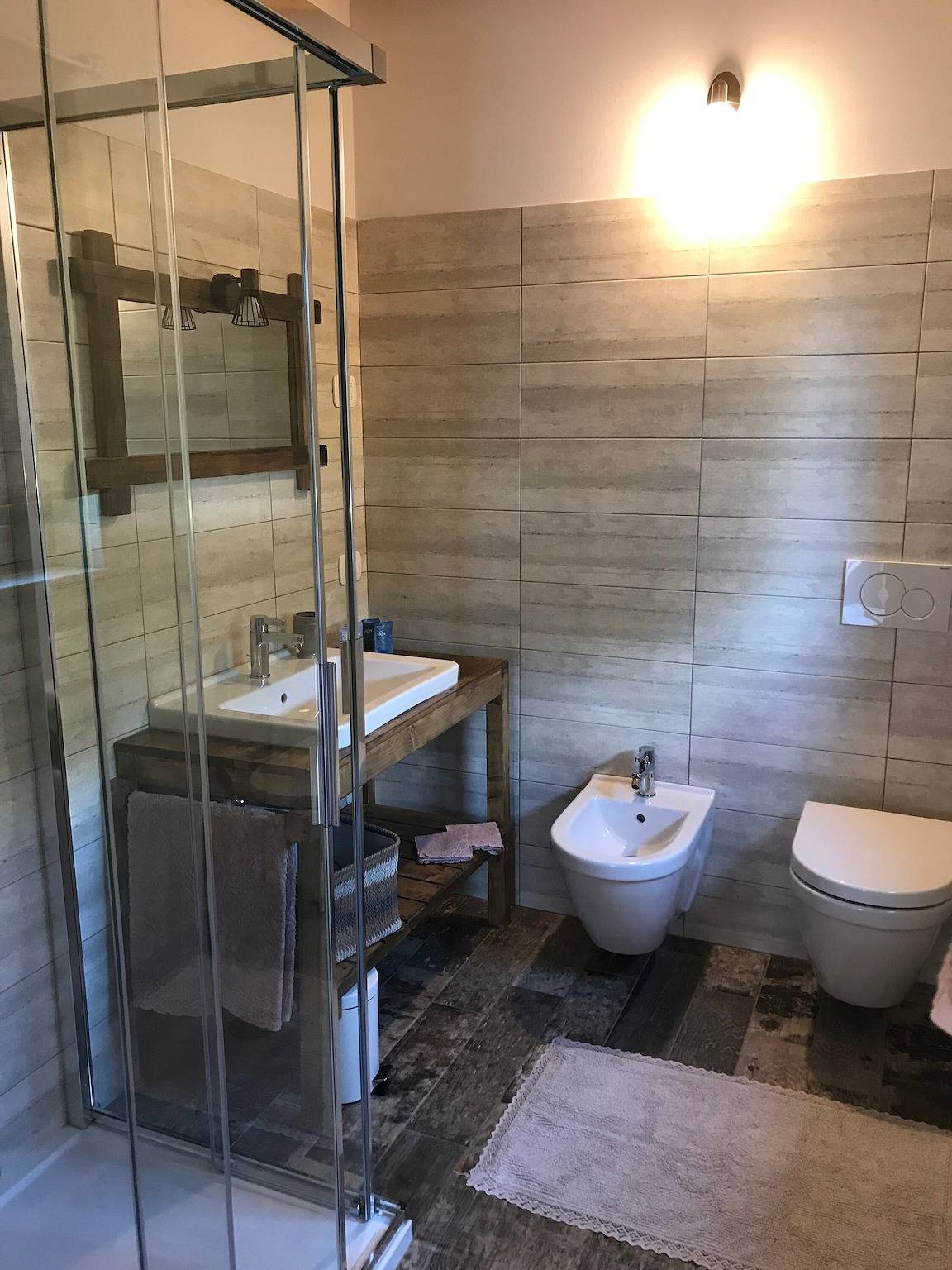 Zimmer 3 – Großes Doppelzimmer mit Gemeinschaftspool, Wlan und Klimaanlage in Cavaion Veronese, Gardasee-Berge