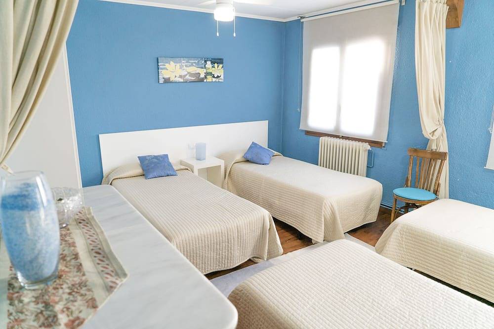 Self catering La Pausa Rural for 10 people in Olost, Osona
