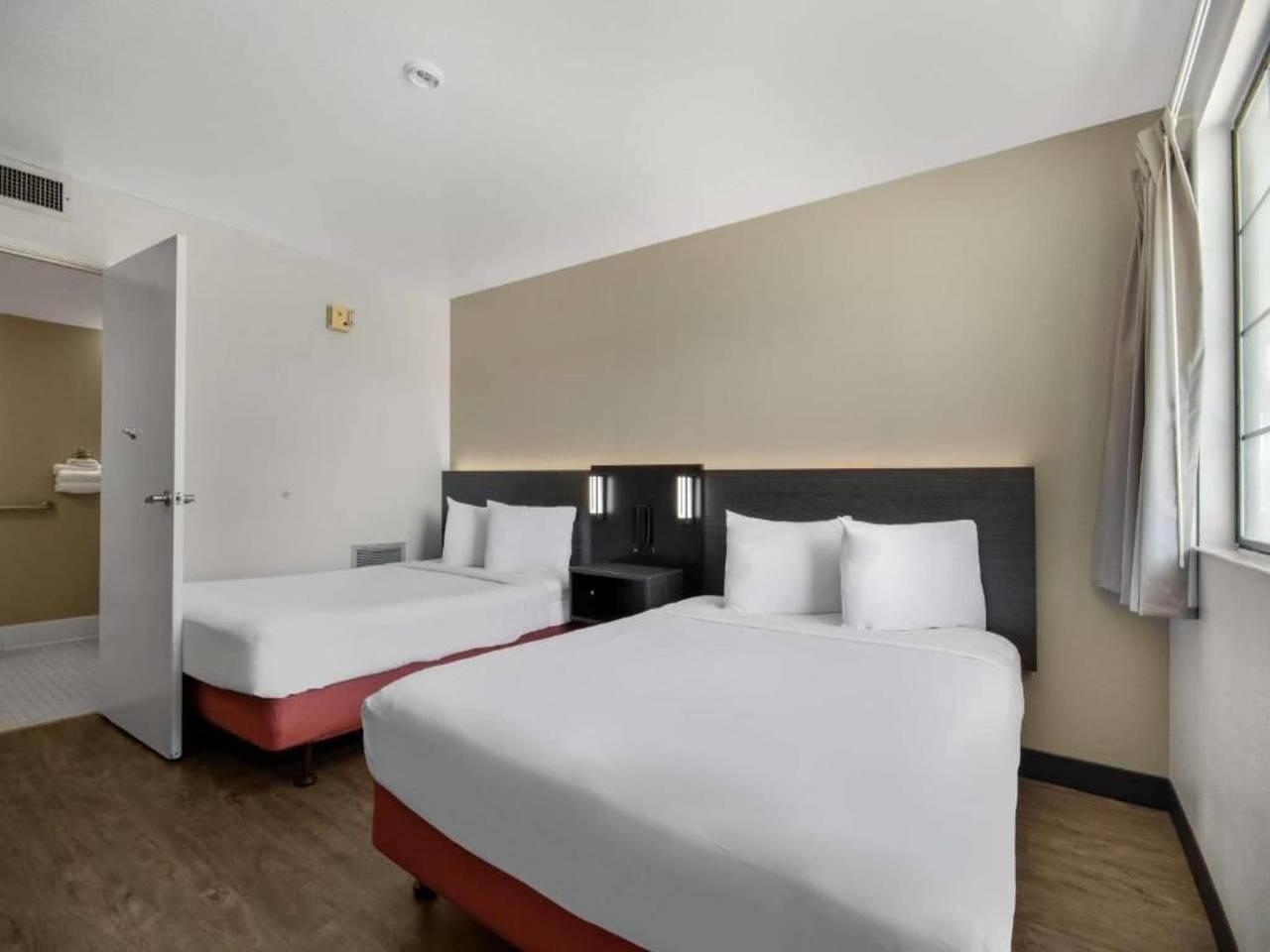 Ganze Wohnung, Ms6 Lompoc | 2 Queensize-Betten | Ada/Badewanne in Lompoc, Santa Barbara County