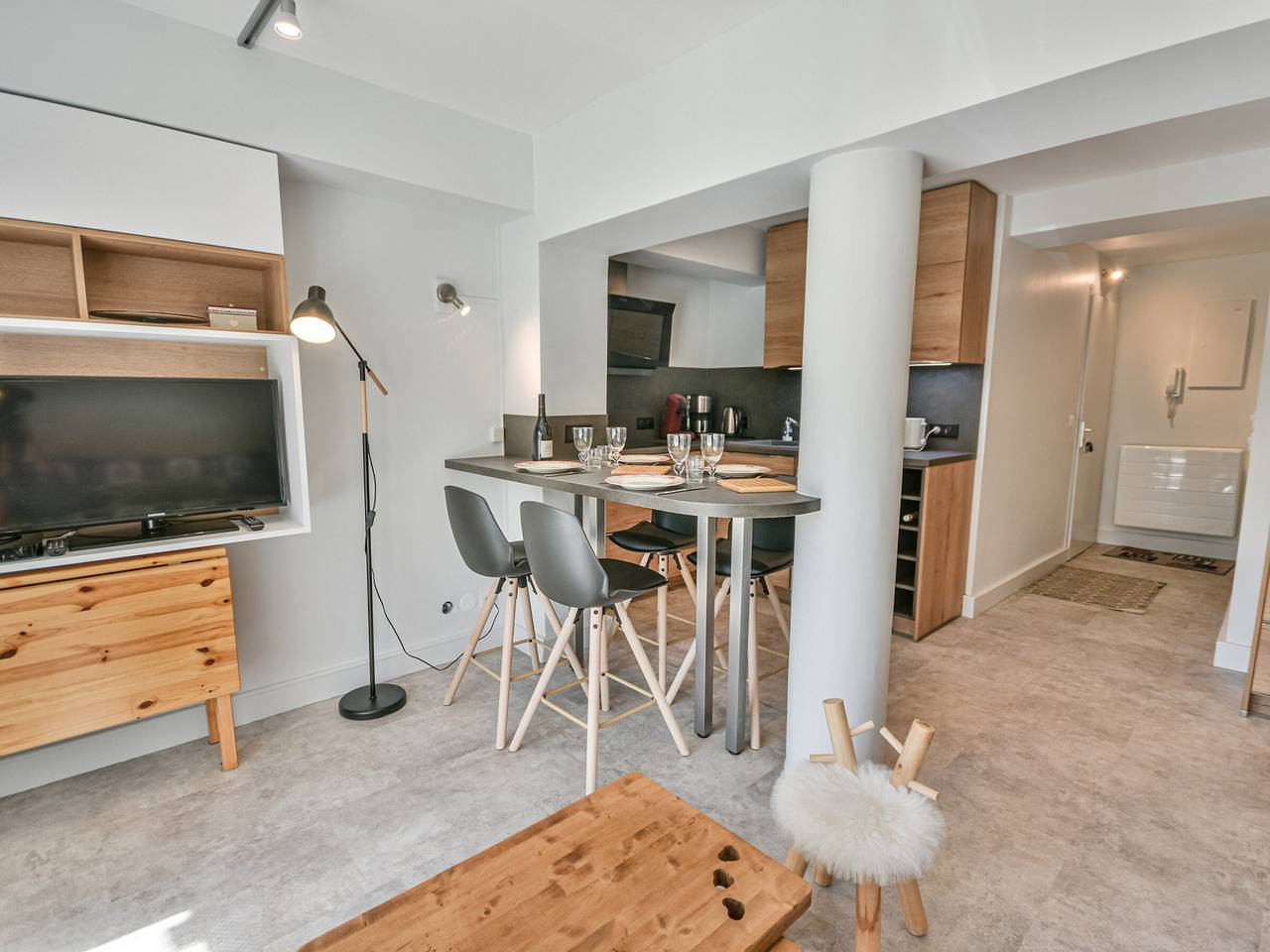 Entire apartment, Charming Ski-in/Ski-out Apartment with Pool and Tennis Courts in Les Gets - Sleeps 4 in Les Gets, Les Portes du Soleil