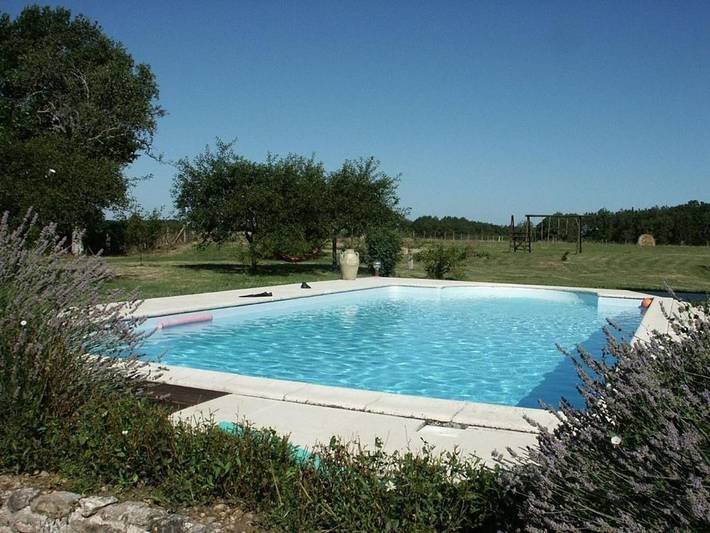 Location de vacances pour 8 personnes, avec piscine ainsi que terrasse et jardin à Orbigny - 3