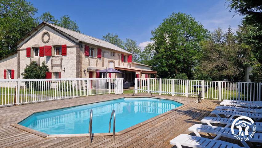 Gîte pour 12 personnes, avec piscine et jardin