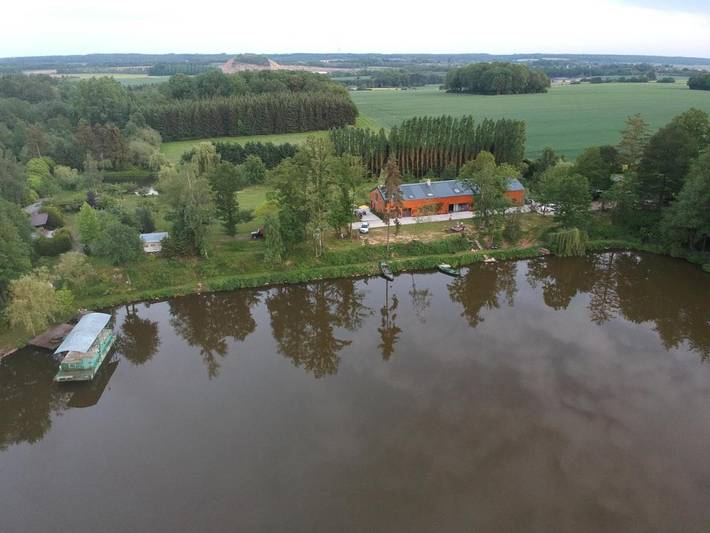 Bateau pour 2 personnes, avec Balcon et Terrasse ainsi que Jardin et Vue sur le lac à Florennes - 4