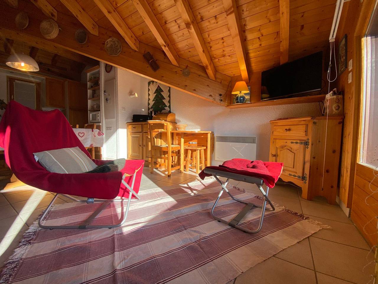 Entire apartment, Bright apartment in central Samoëns with parking in Samoëns, Bonneville region