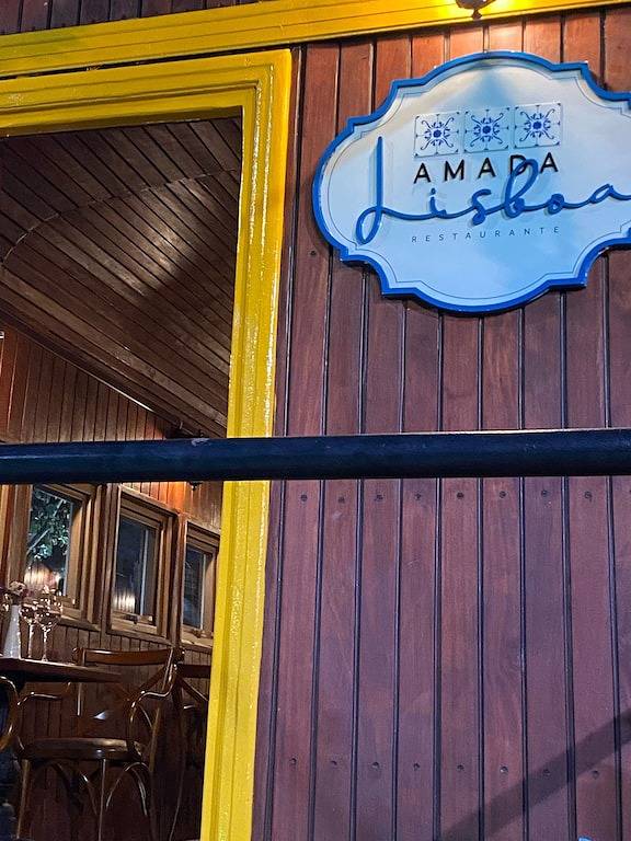 House with swimming pool, 5 bedrooms (4 suites) 40 meters from the beach. in Camaçari, Linha Verde