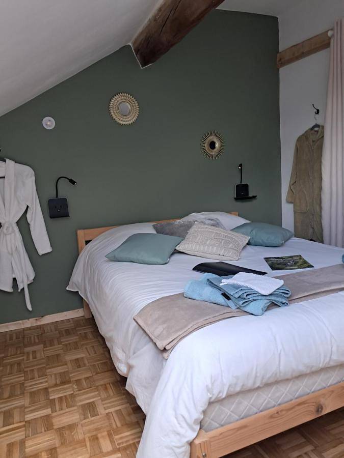 Location de vacances pour 2 personnes, avec Terrasse et Jardin ainsi que Piscine et Vue dans Vers-en-Montagne
