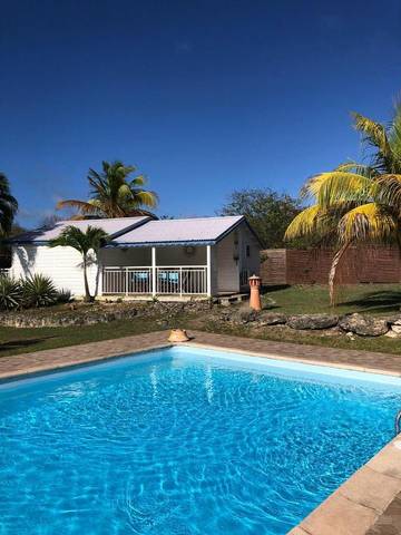 Maison d’hôte pour 2 personnes, avec piscine ainsi que terrasse et jardin à Le Moule
