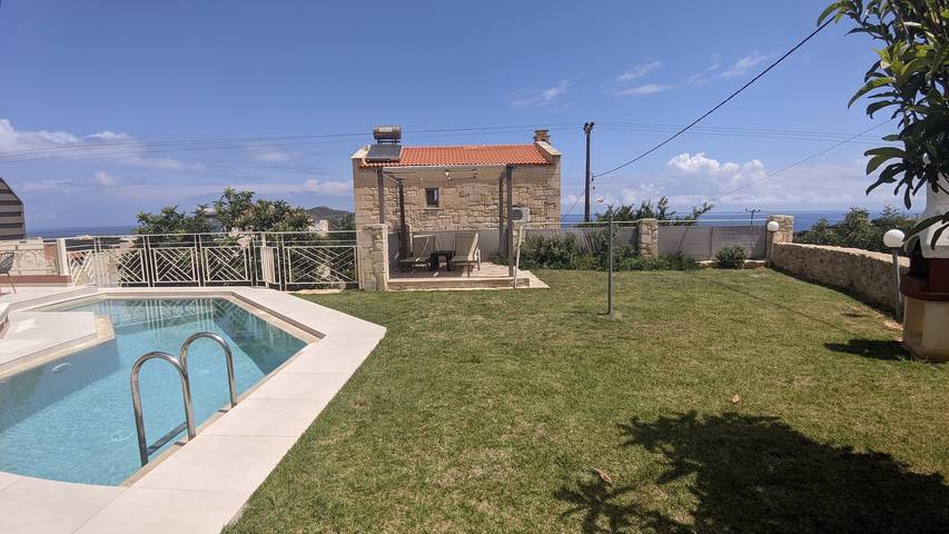 Ferienhaus für 4 Personen, mit Meerblick und Garten sowie Pool