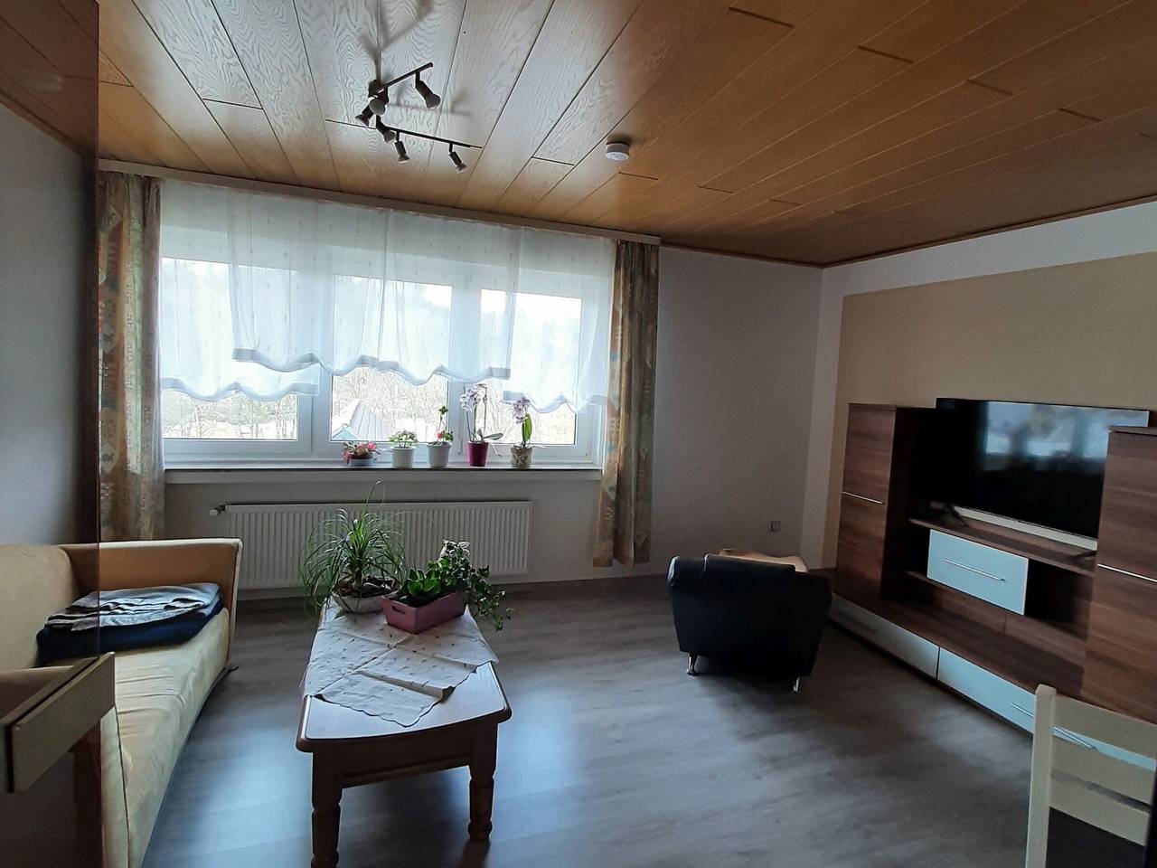 Ganze Wohnung, Gierske Ferienwohnung mit Bergblick und Gemeinschaftsgarten in Olsberg, Hochsauerlandkreis