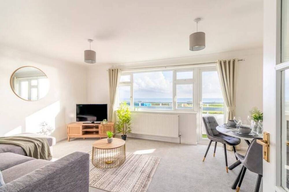 Ganze Wohnung, Large Sea View 2 bedroom Sleeps 6 - Free Parking in Bournemouth, Südwestengland
