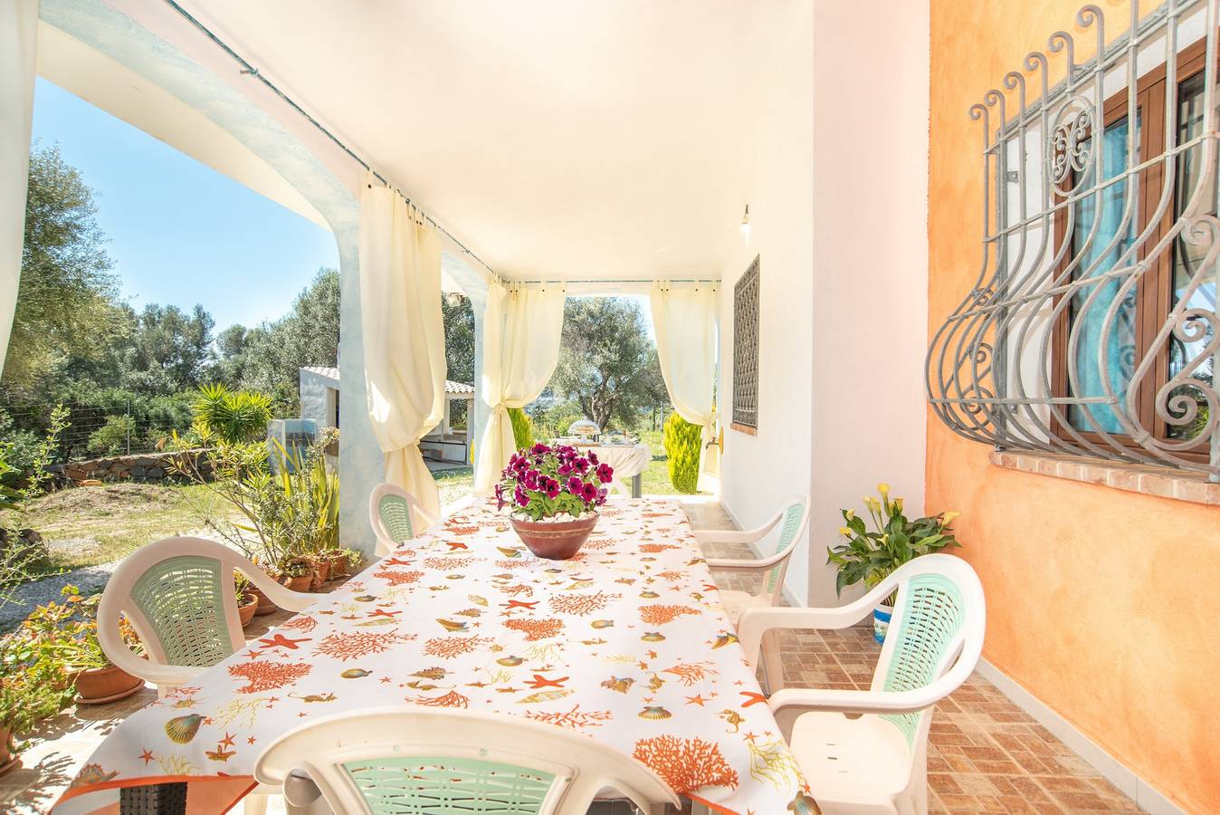 Appartement entier, Appartement de vacances avec grand espace extérieur ; places de parking disponibles in Oniài, Golfe d'Orosei