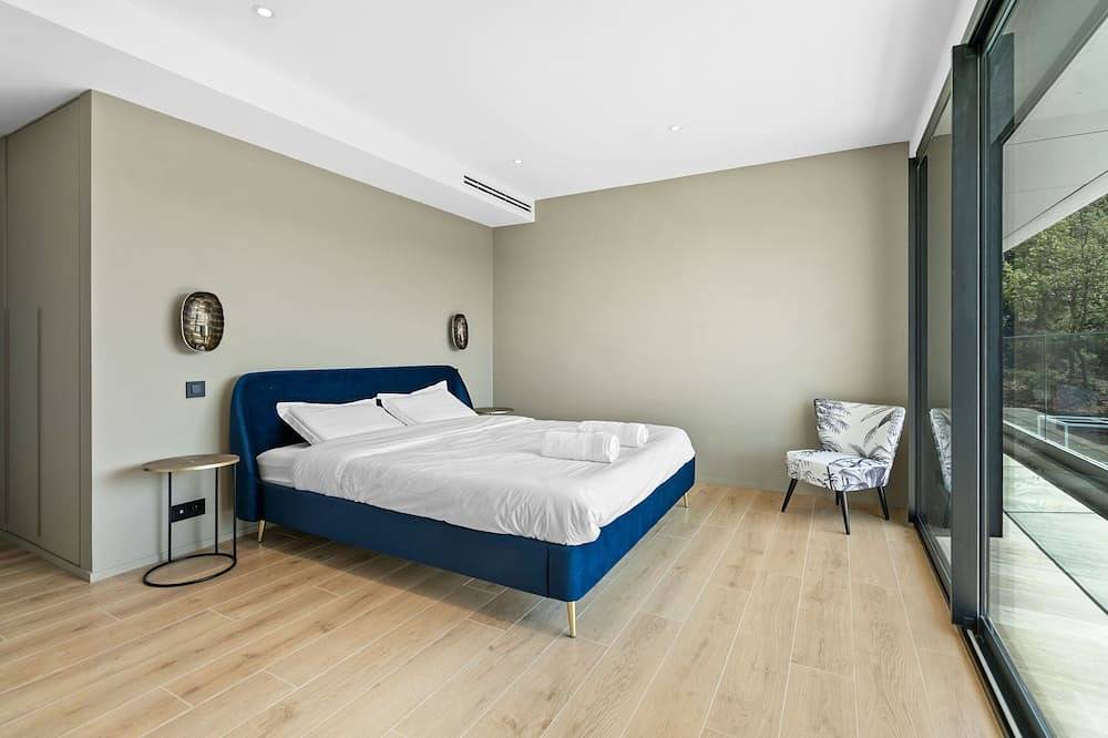 A 5-bedroom modern villa with a 16m-long heated pool in a 2,5 acres land in Le Tholonet, Aix-en-Provence und Umgebung