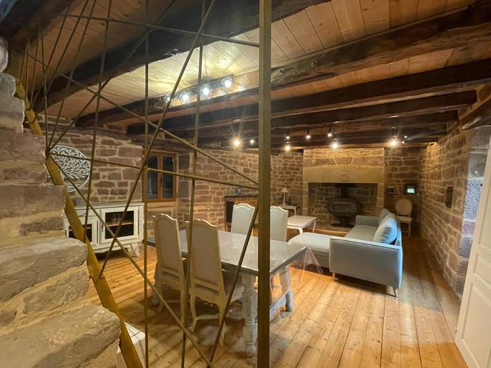 Location de vacances pour 6 personnes, avec terrasse ainsi que jacuzzi et jardin à Collonges-la-Rouge - 3