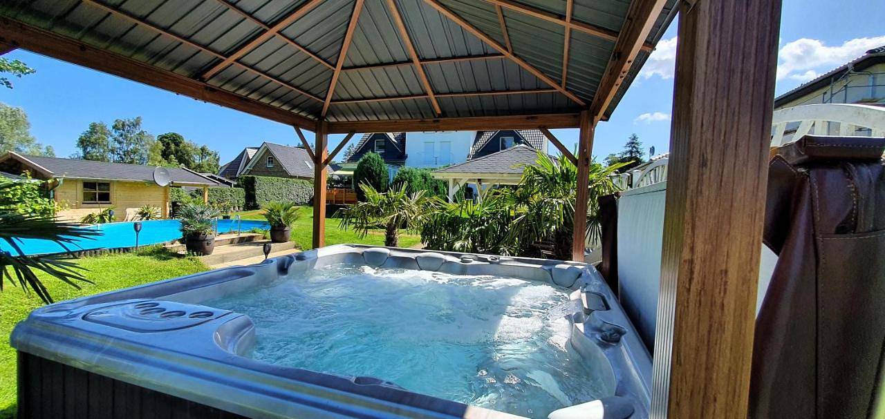 Ganze Wohnung, Fewo Traum, 4-Sterne Fewo's mit Pool und Whirlpool, Grillecke und neuem gemütlichen Pavillon im Garten, am Achterwasser mit Badestrand, wenige Autominuten bis zur Ostsee, Überweisung oder Bar akzeptiert in Neppermin, Benz