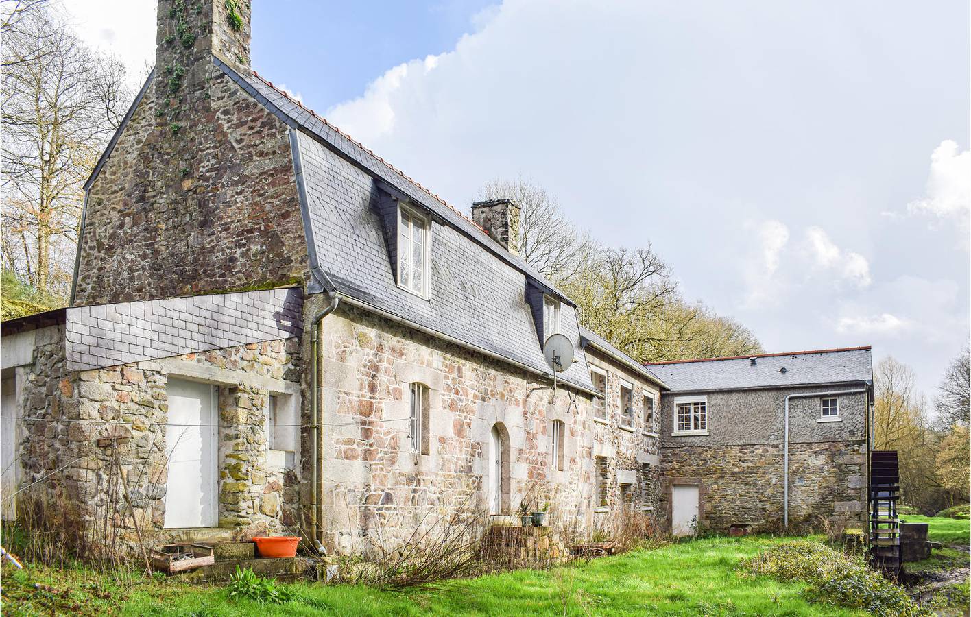 Appartement avec jardin près de la rivière et du centre ville avec parking et Internet in La Roche-Jaudy, Région de Lannion