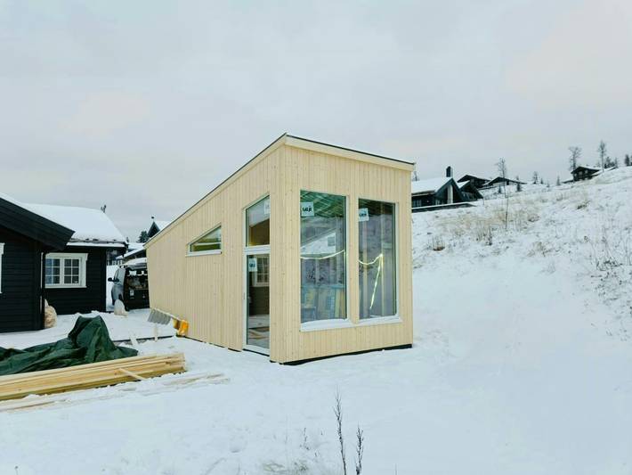 Traditionelle Hütte mit Nebengebäude in den Bergen in Gol