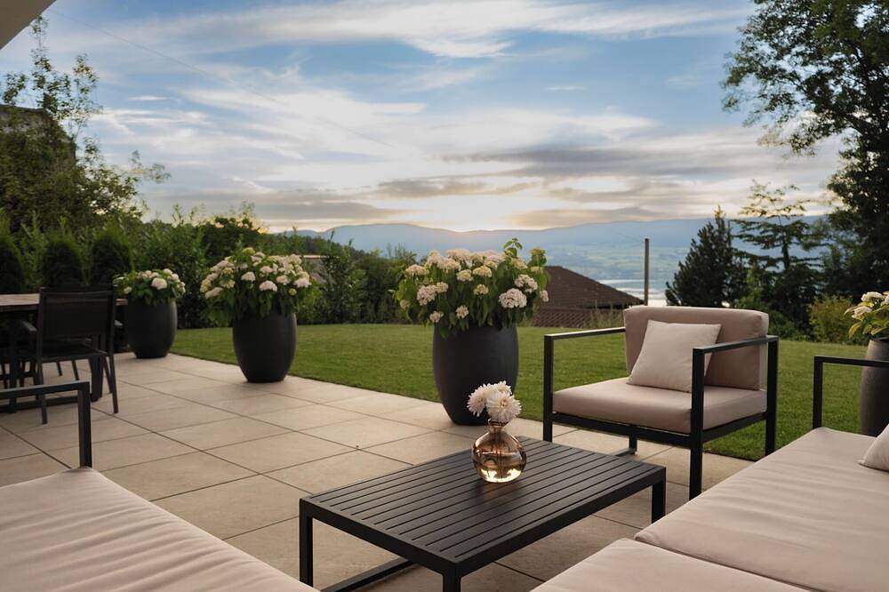 Lakeview Guesthouse with Two Bedrooms & Private Bathroom in Châtillon (FR), Murtensee & Estavayer-le-Lac Region