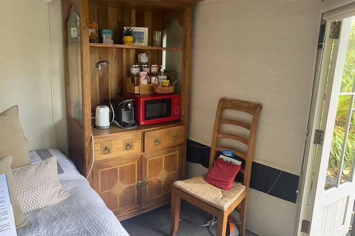 Small Private Guest cabin in lush green Dean Village, 0.7mile to City Centre in Edinburgh, Edinburgh und Lothian