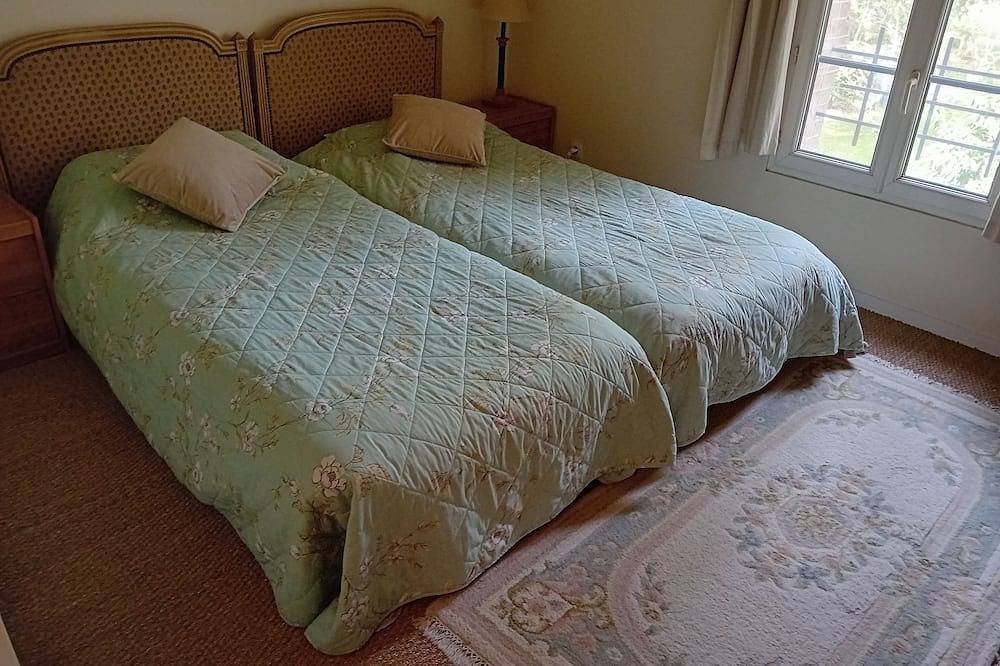 Honfleur, Côte de Grâce, gîte familial avec 2 chambres, jardin privé clôturé in Équemauville, Région de Lisieux