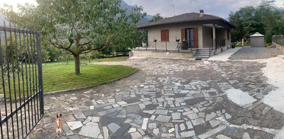 Location de vacances pour 6 personnes, avec vue ainsi que jardin et terrasse, animaux acceptés à Capo di Ponte - 2