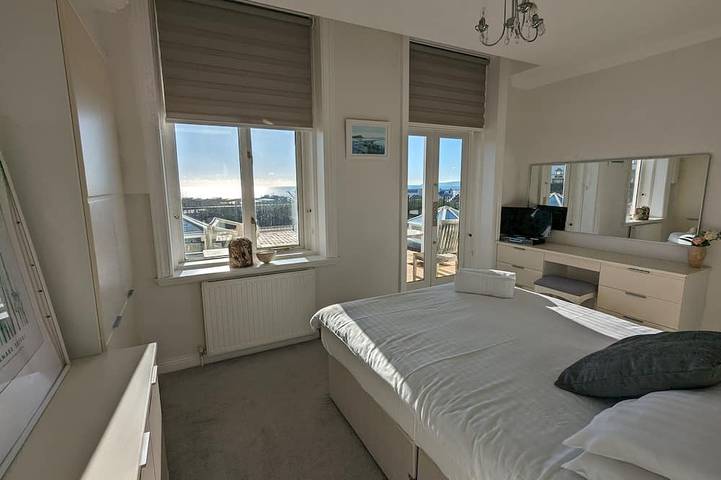 Ganze Wohnung, Meerblick & private Terrasse. Privater Parkplatz. Luxus 2-Zi. Wohnung. 5 Min. zum Strand in Boscombe, Bournemouth