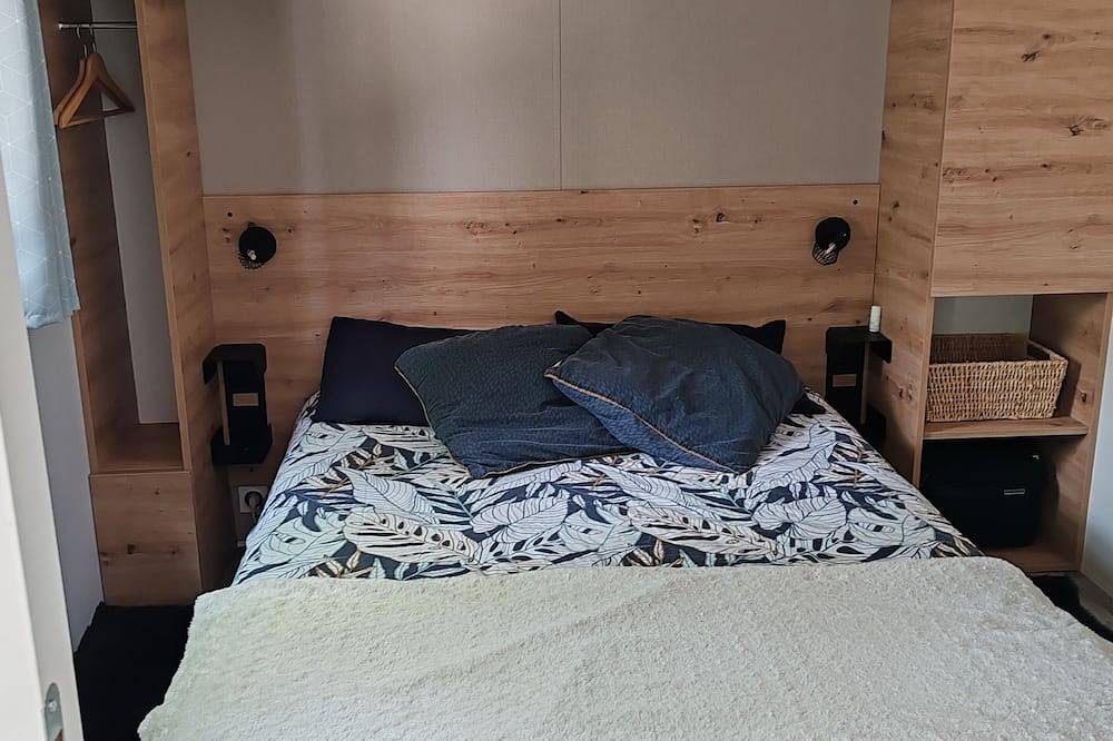 Country getaway in a mobile home, 40 minutes from the beach, with a large terrace! in Baudio, Pontivy region