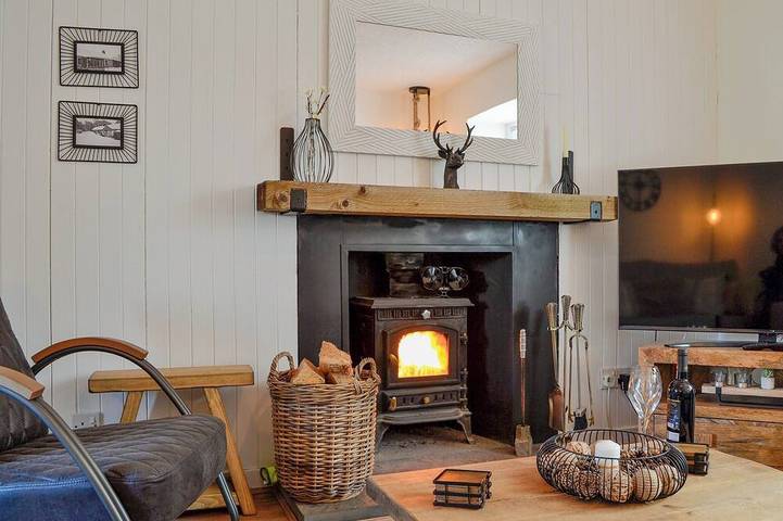 Cottage for 4 people, with hot tub and garden, with pets in Pitlochry