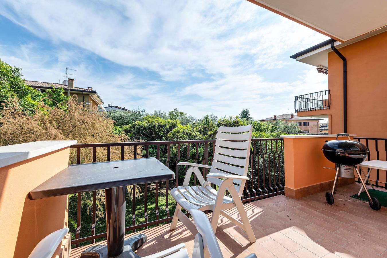 Entire apartment, Apartment 'My Town Home' with Balcony, Wi-Fi and Air Conditioning in Torri del Benaco, Garda Mountains