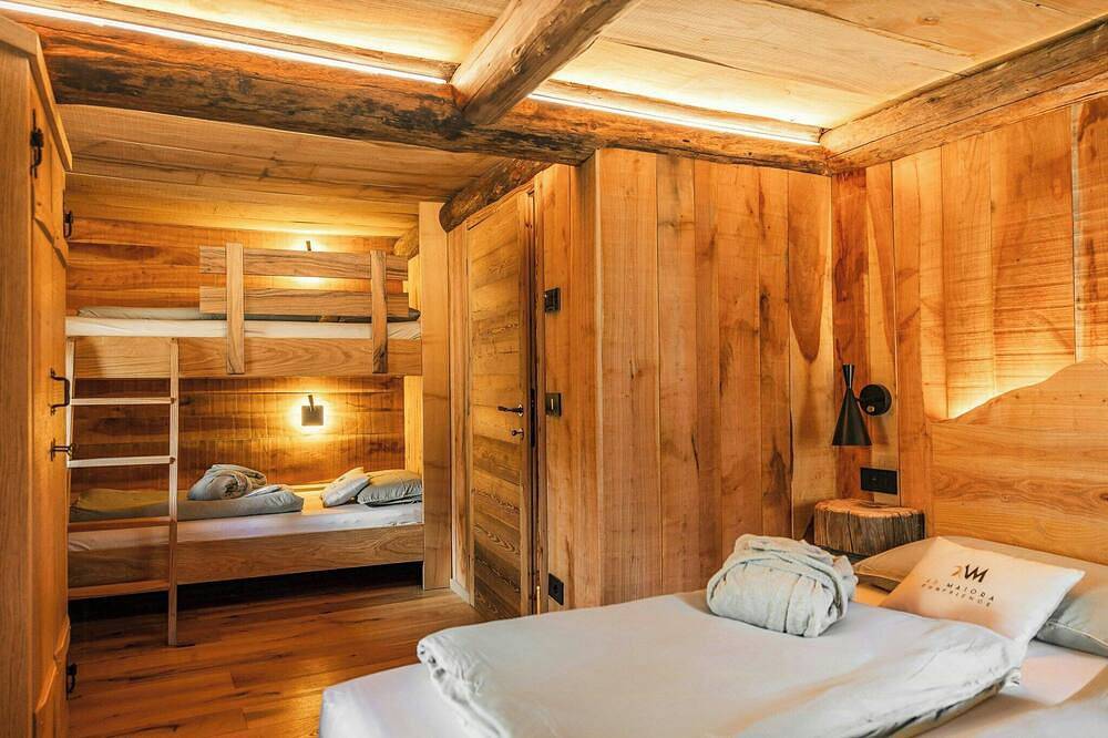 Walser-hut met Spa in de rotsen en uitzicht op de Monte Rosa in Alagna Valsesia, Walliser Alpen
