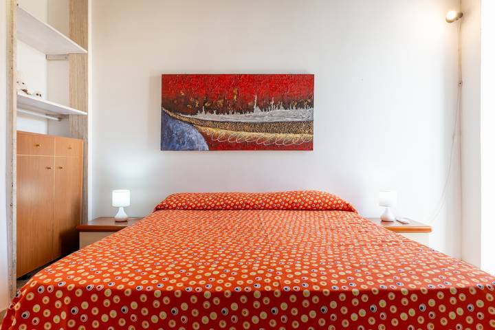 Entire studio, Studio Apartment 'Room in Villa Gianfreda' with Shared Pool, Wi-Fi and Air Conditioning in Ceglie Messapica, Salento