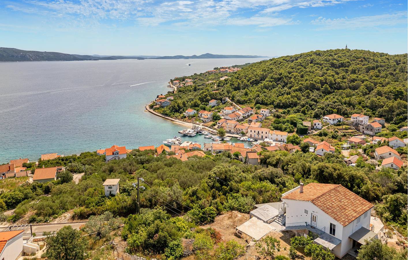 Ganze Ferienwohnung, Gemütlich, 2 km von der Küste entfernt: WLAN, Klimaanlage, Parkplatz, Terrasse und Küche! in Zadar (Kommun), Iz