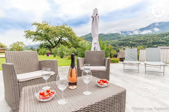 Gîte pour 6 personnes, avec Jacuzzi ainsi que Terrasse et Jardin dans Villaroux