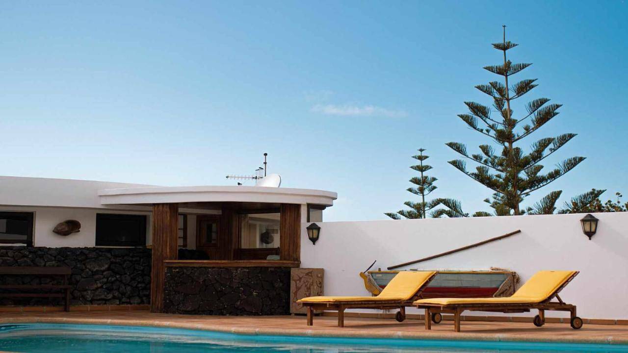 Bungalow Allende Famara con piscina privada y Ac in Playa Famara, Teguise