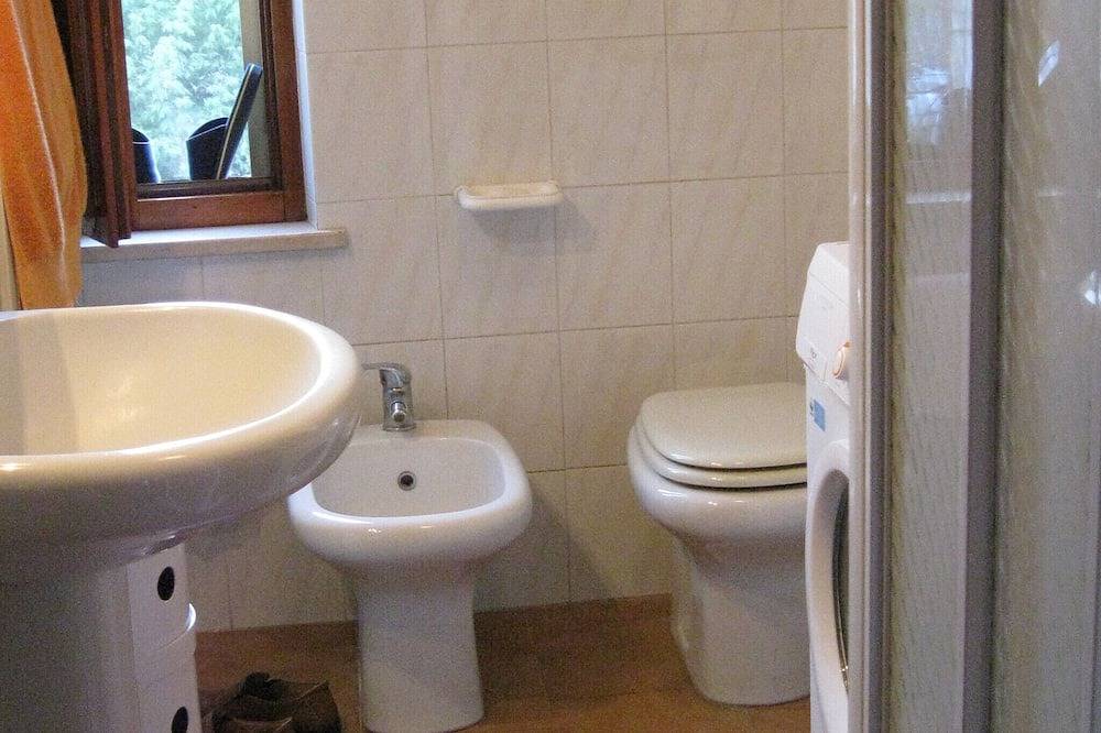 Apartamento entero, Frente al parque, con aparcamiento privado gratuito y uso de 2 bicicletas. in Mantua, Provincia de Mantova