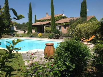 Location de vacances pour 8 personnes, avec terrasse ainsi que piscine et jardin à Maubec