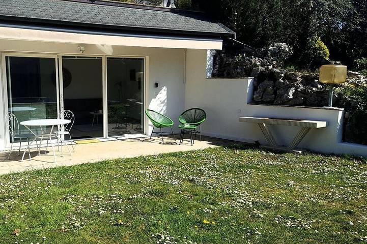 Gîte pour 4 personnes, avec Jacuzzi et Terrasse ainsi que Jardin et Piscine à Limonest