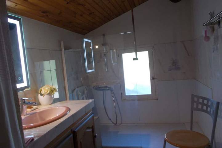 Location de vacances pour 3 personnes, animaux acceptés à Jonquerettes - 2