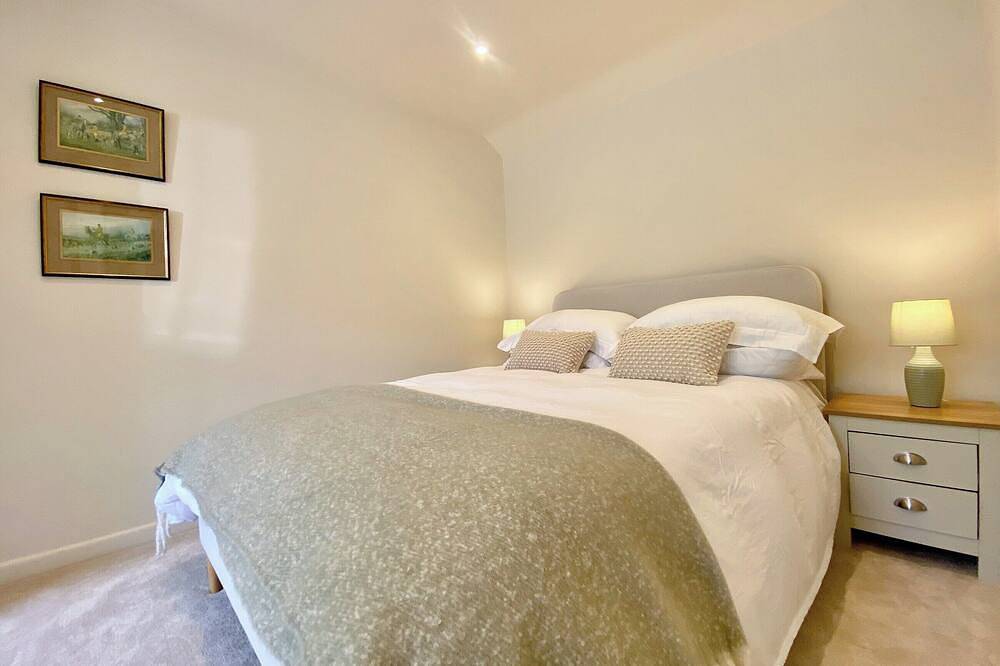 3 bedroom accommodation in Poulshot, near Devizes in Wiltshire