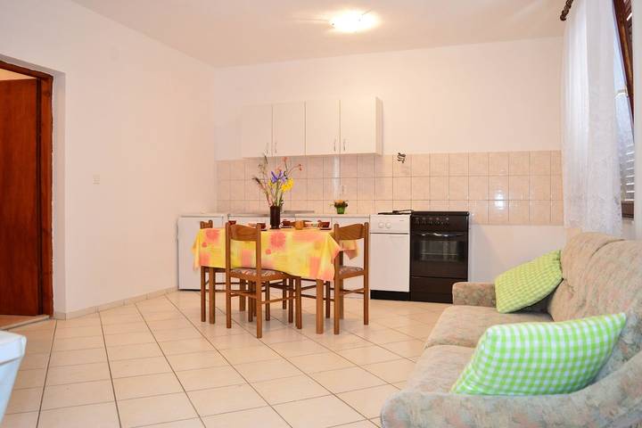 Ganze Wohnung, Wohnung Desni mit Balkon in der Nähe des Meeres in Pakostane, Zadar